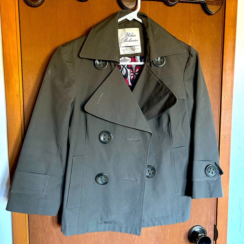 Light outer jacket with buttons, by Urban Behavior